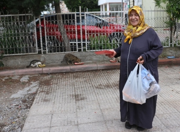 Yetim aylığıyla sokak hayvanlarını besliyor