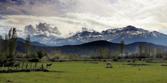 Toros Dağları'nın eteklerinde bahar, yüksek kesimlerinde kış yaşanıyor