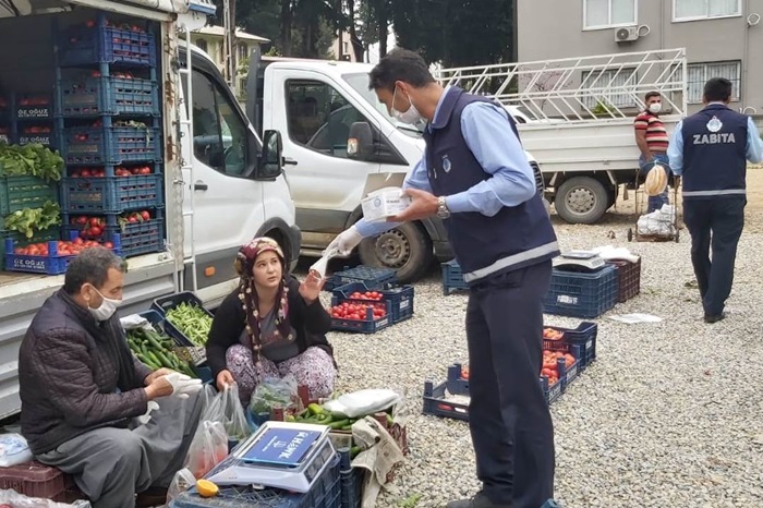 Karaisalı’da zabıta ekipleri maske, dezenfektan ve kolonya dağıttı