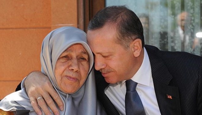Mustafa Yürekli: Kırk Karede Erdoğan: 16. Cumhurbaşkanı Erdoğan’ın annesiyle fotoğrafı