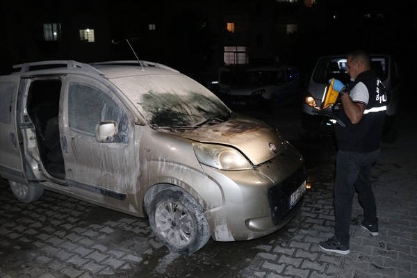 Adana'da park halindeki hafif ticari araç kundaklandı