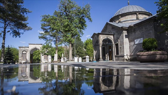 Mevlana'nın hocası Seyyid Burhaneddin'in türbe ve bahçesi sessizliğe büründü