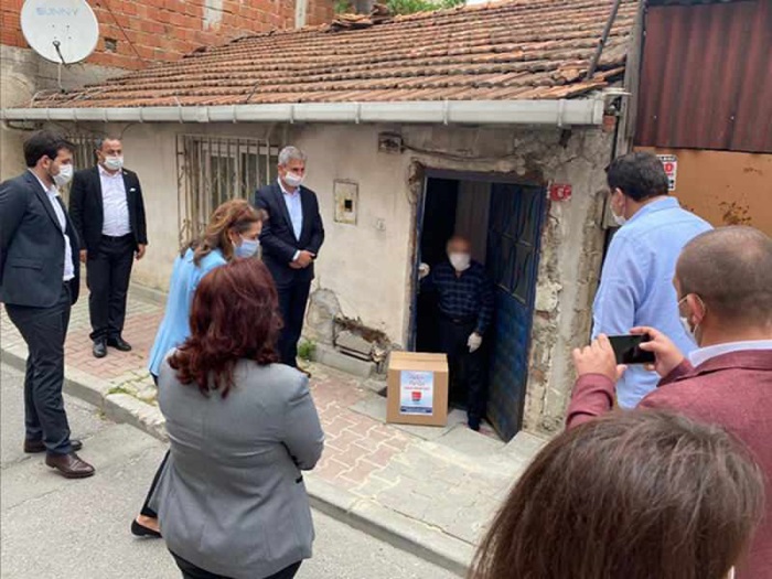 CHP'den yardım 'şovu'! 1 koliyi 8 kişi teslim ettiler, tam o anda..