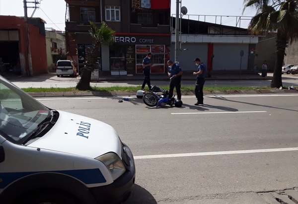 Adana'da park halindeki polis otosuna çarpan motosiklet sürücüsü yaralandı