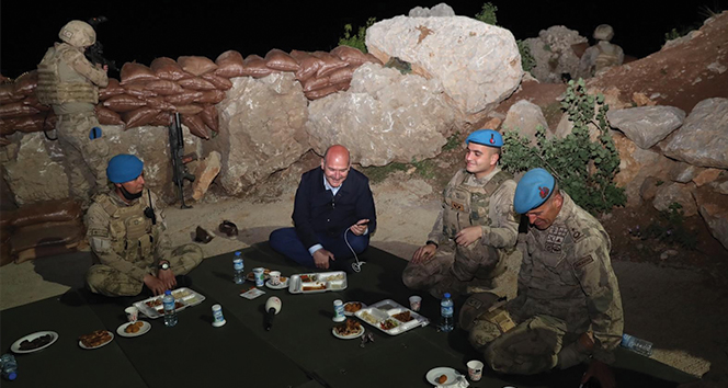 Bakan Soylu Namaz Dağı'nda askerlerle iftar açtı