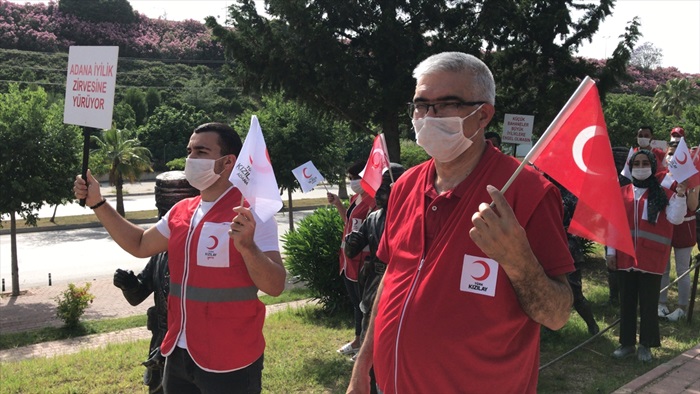 Türk Kızılayın gönüllü gençlerinden 19 Mayıs kutlaması