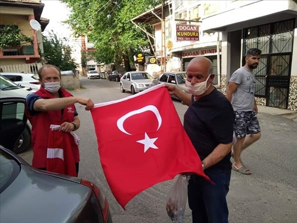 Pozantı'da Vefa Sosyal Destek Grubu ekibi Türk bayrağı dağıttı