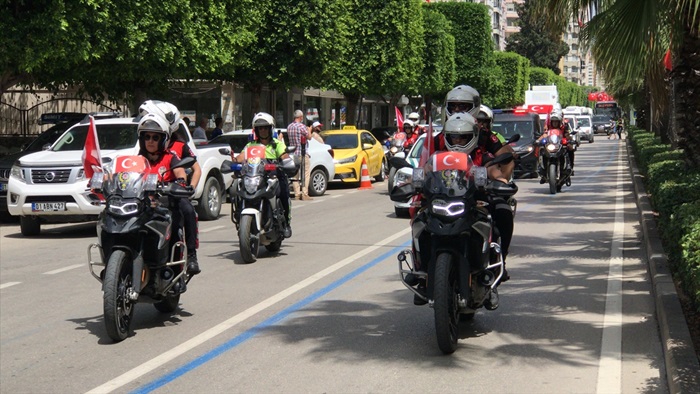 Adana'da polis korteji vatandaşlara 19 Mayıs coşkusu yaşattı