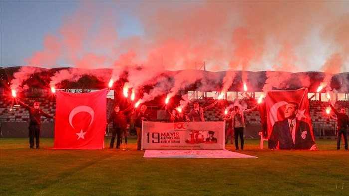 Bayram coşkusu balkonlarda ve statlarda yaşandı