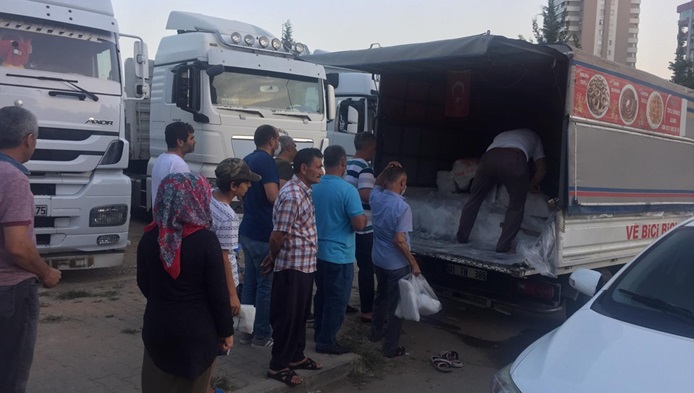 Adana'da serinlemek isteyen vatandaşlar kar kuyruğuna girdi