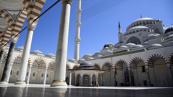 İstanbul'da avlusu ve çevresi müsait olan camilerde cuma namazı kılınabilecek