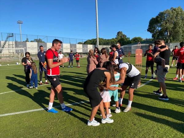 Antalyasporlu futbolculara ailelerinden sürpriz bayram ziyareti