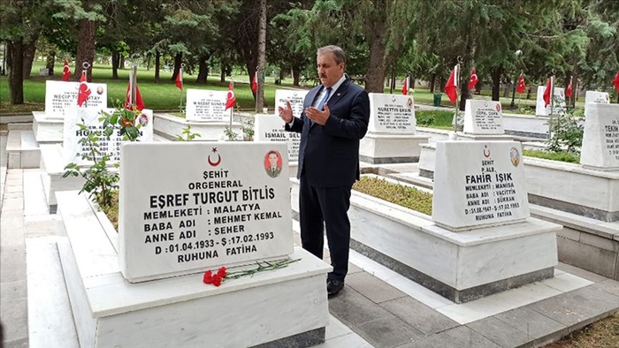 BBP Genel Başkanı Destici ziyaret ettiği şehitlikte şehitler için Kur'an okudu