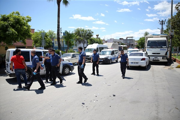 Polis aracına çarptıkları otomobille kaçmaya çalışan 3 şüpheli yakalandı