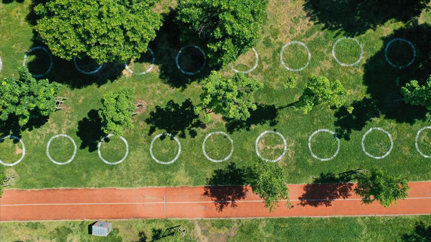 İstanbul'un parklarında 'çemberli sosyal mesafe' dönemi