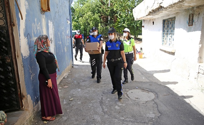 Adana'da polisten ihtiyaç sahibi ailelere yardım eli