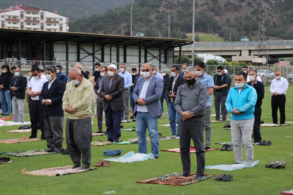 Adana'da cuma namazı, salgın sonrası belirlenen alanlarda ilk kez kılındı