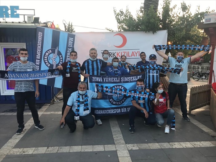 Adana Demirspor taraftarlarından Türk Kızılay'a kan bağışı