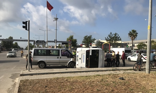 Adana'da dolmuş ile minibüs çarpıştı: 5 yaralı