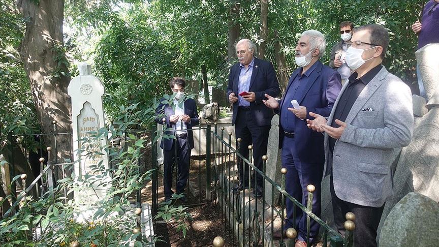 Mustafa Yürekli, 87. ölüm yıl dönümünde Ahmet Haşim'in mezarı başındaydı