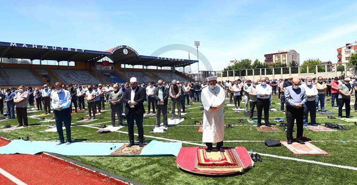 Bağcılar İlçe Müftüsü Celal Büyük 3 bin kişiye cuma namazı kıldırdı..