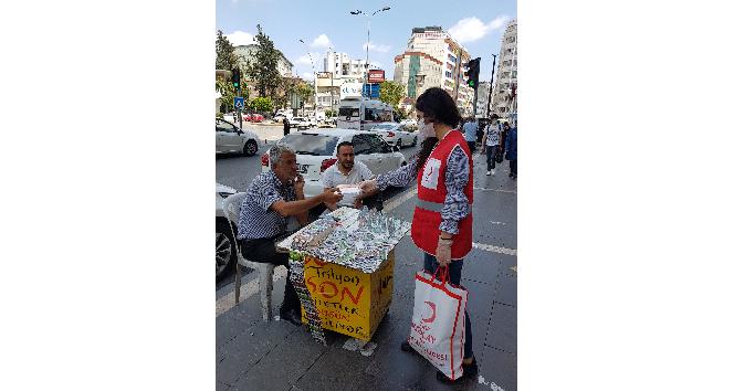 Kızılay bu kez maske dağıtımı için sahada