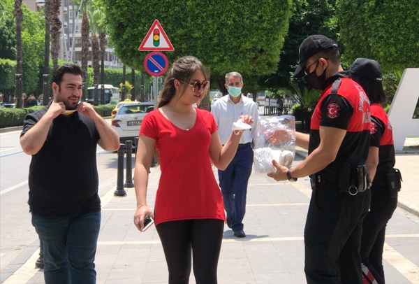 Adana'da polis sosyal mesafe uyarısında bulunarak maske dağıttı