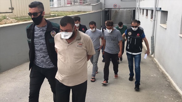 Adana'da otomobille polise çarpıp kaçan zanlı kovalamacayla yakalandı