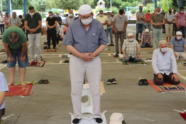 Doğu Akdeniz'de cuma namazı, Kovid-19 salgını sonrasında üçüncü kez kılındı