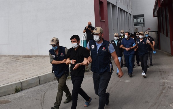 Adana'daki terör operasyonunda yakalanan 6 zanlıdan 2'si tutuklandı