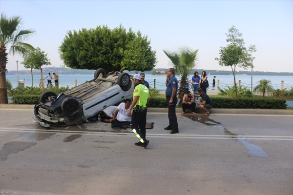 Adana'da park halindeki iki araca çarpan otomobil takla attı: 2 yaralı