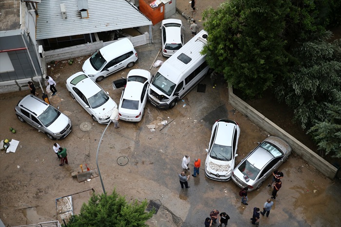 Adana'da şiddetli rüzgar ve sağanak