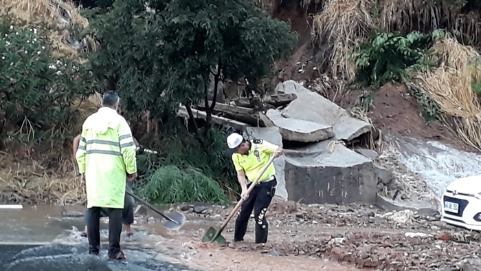 Polis elinde kürekle otoyoldaki toprağı temizledi  