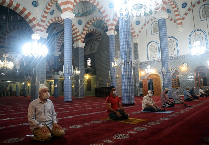 Doğu Akdeniz'de camilerde cemaatle ilk sabah namazı kılındı