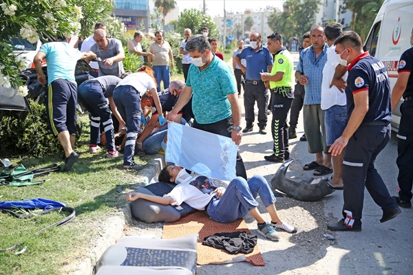 Kızlarını YKS'ye girecekleri okula götüren sürücünün otomobili kaza yaptı: 5 yaralı