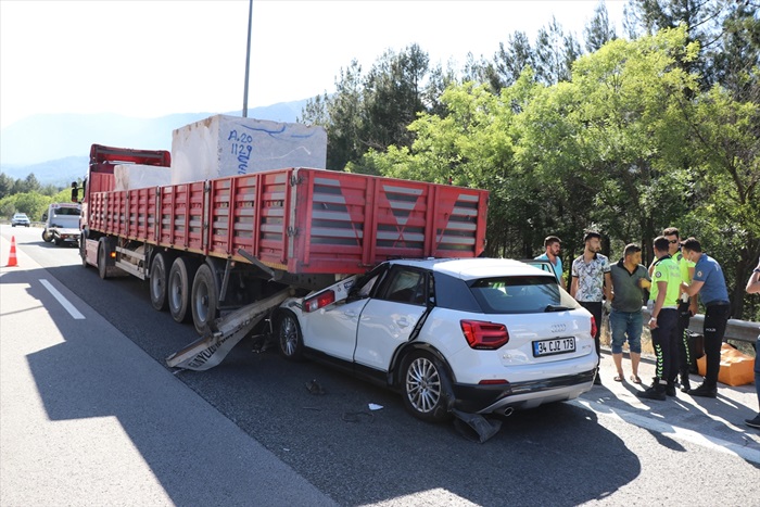 Adana'da tır ile çarpışan otomobildeki baba ve kızı yaralandı