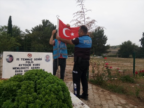 Adana'da polis ve hükümlüler şehit mezarlarının bakım ve temizliğini yaptı