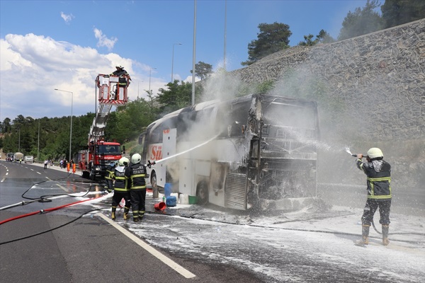 Adana'da seyir halindeki yolcu otobüsünde yangın