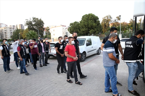 Adana'da uyuşturucu operasyonunda yakalanan 14 zanlı tutuklandı