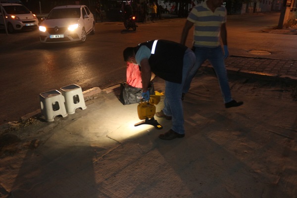 Adana'da polisten kaçan sürücünün yola attığı poşetten uyuşturucu çıktı