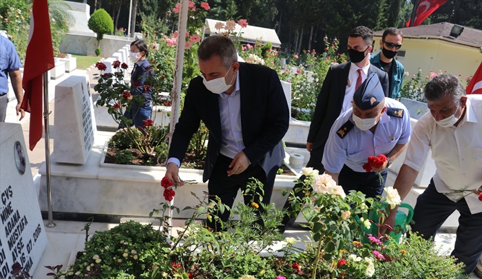 Adana Valisi Elban 15 Temmuz şehitlerinin kabirlerini ziyaret etti