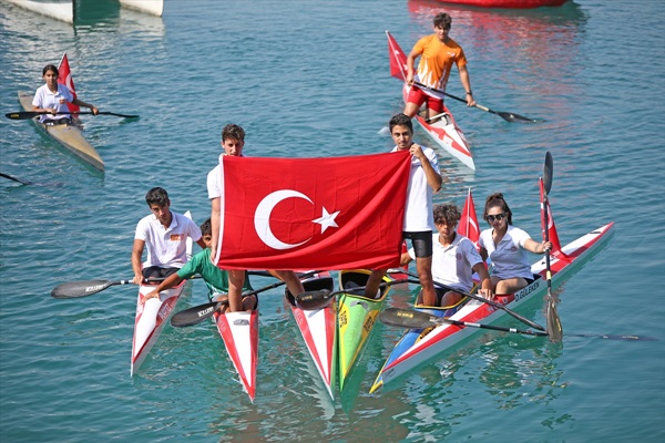 Adana'da kano sporcularından, baraj gölünde anlamlı 15 Temmuz etkinliği