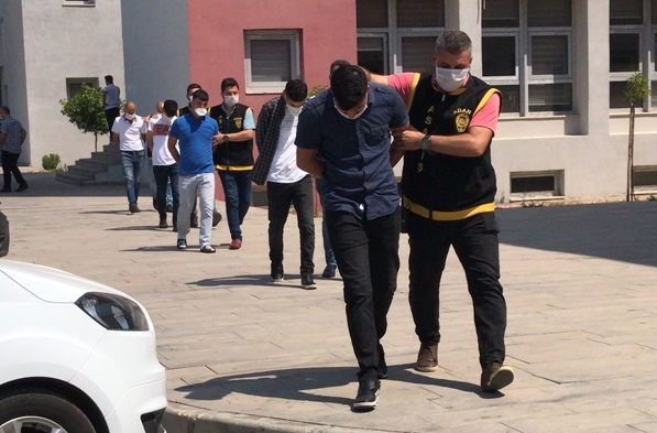 Adana'da lokantaya silahlı ve molotofkokteylli saldırı güvenlik kamerasında