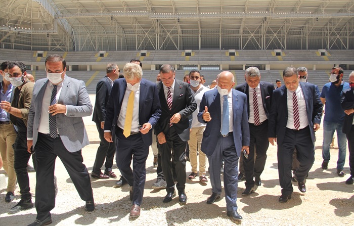 TFF Başkanı Özdemir, Hatay'daki yeni stadyumda incelemelerde bulundu