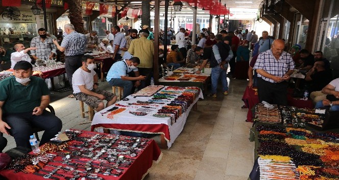 Tespih tutkunları her ayın ikinci haftası Adana'da kurdukları "Ay Pazarı"nda buluşuyor