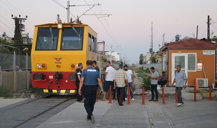 Demir yolu iş otosunun çarptığı kişi ağır yaralandı