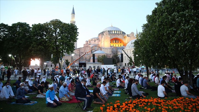 Ayasofya-i Kebir Cami-i Şerifi'nin açılışına 7'den 70'e vatandaşlardan yoğun ilgi