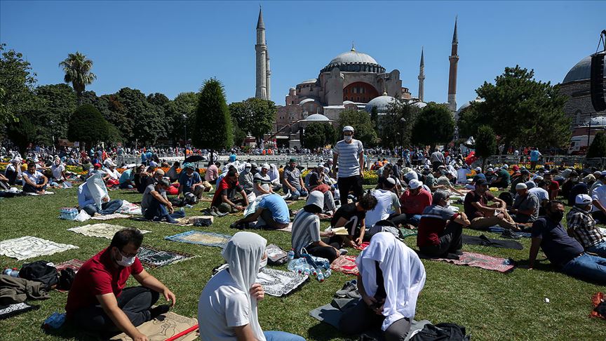 Ayasofya-i Kebir Camii çevresindeki namaz kılma alanlarının dolması üzerine girişler durduruldu