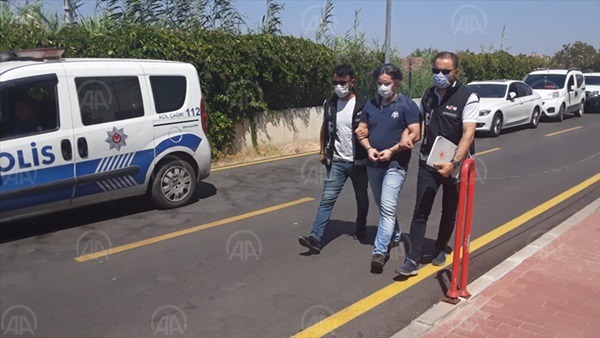 Adana'da aranan FETÖ şüphelisi eski başkomiser polise teslim oldu