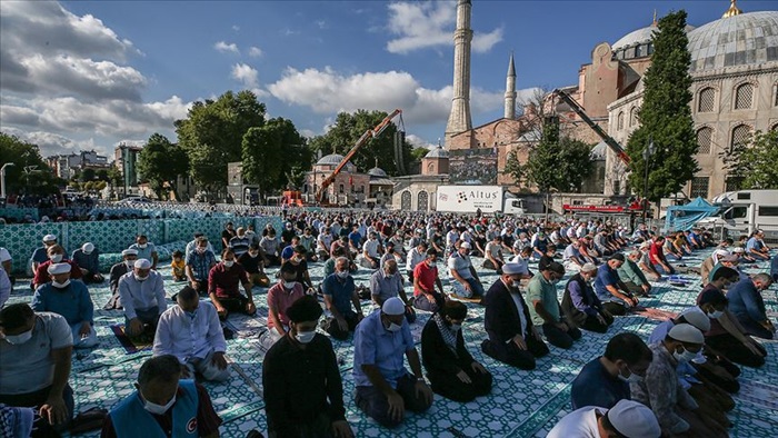 Vatandaşlar akın akın Ayasofya-i Kebir Cami-i Şerifi'ni ziyaret ediyor